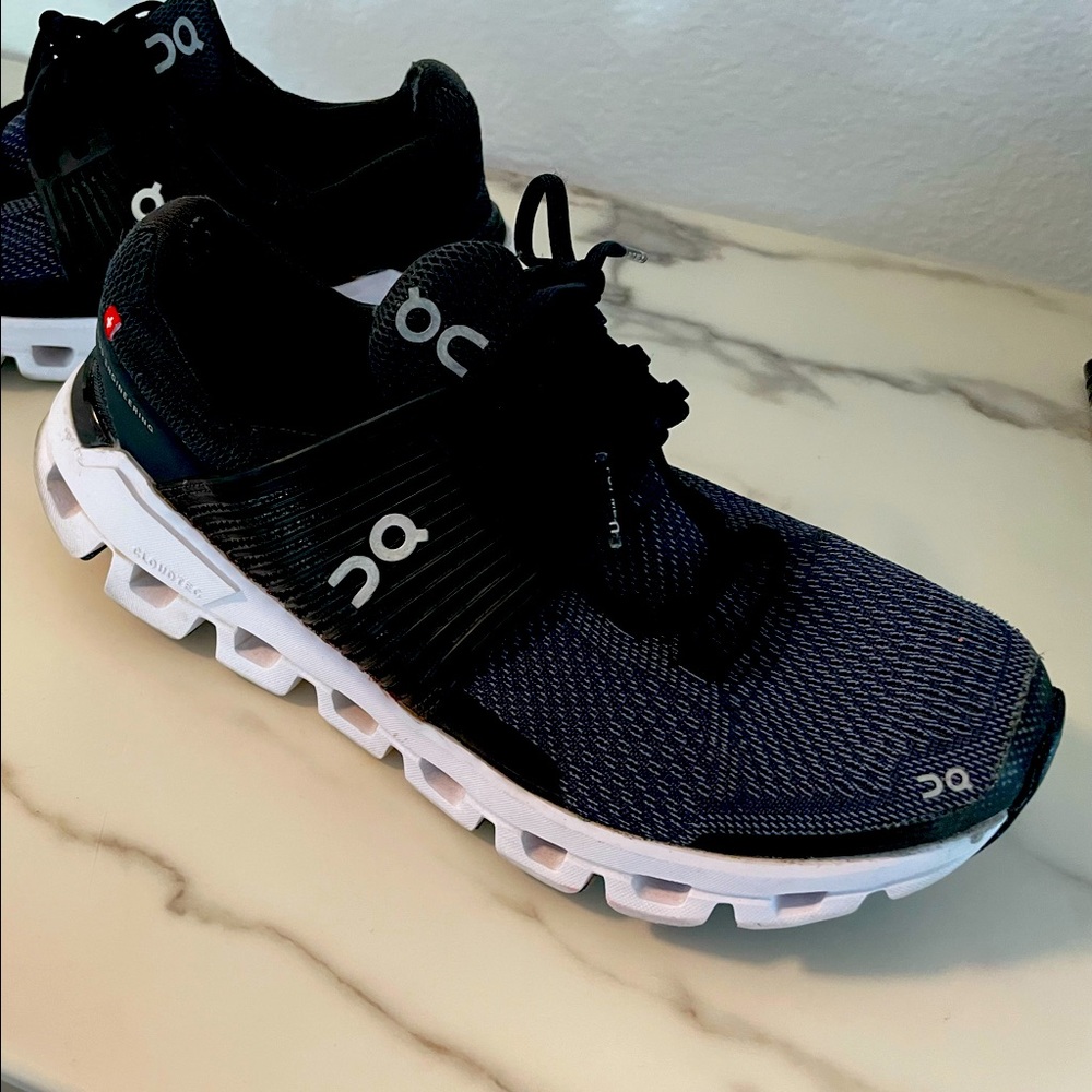 On cloud Swiss running shoes black and white 6.5 Gently worn great condition